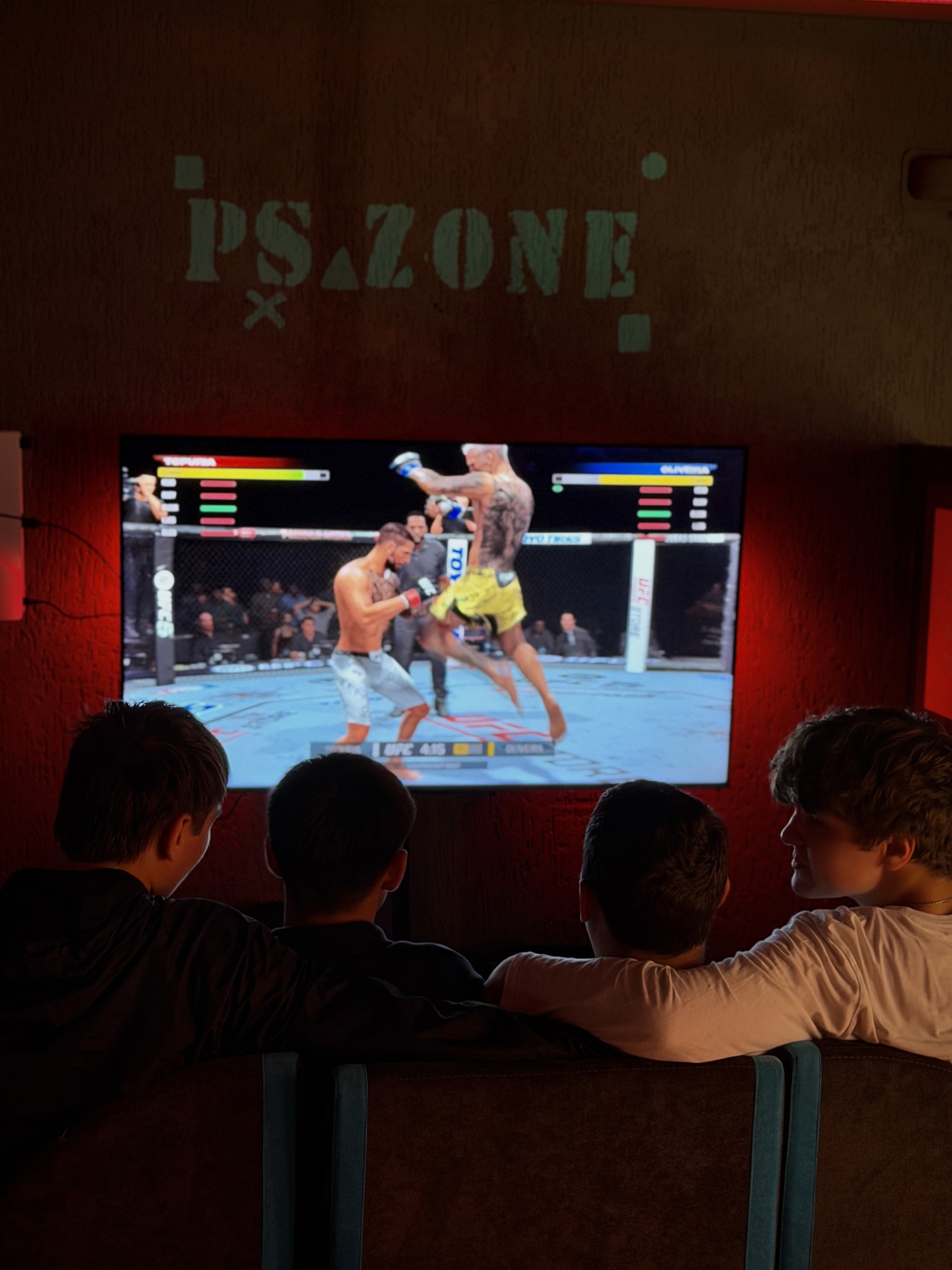 Игровая зона — мощный ПК и монитор